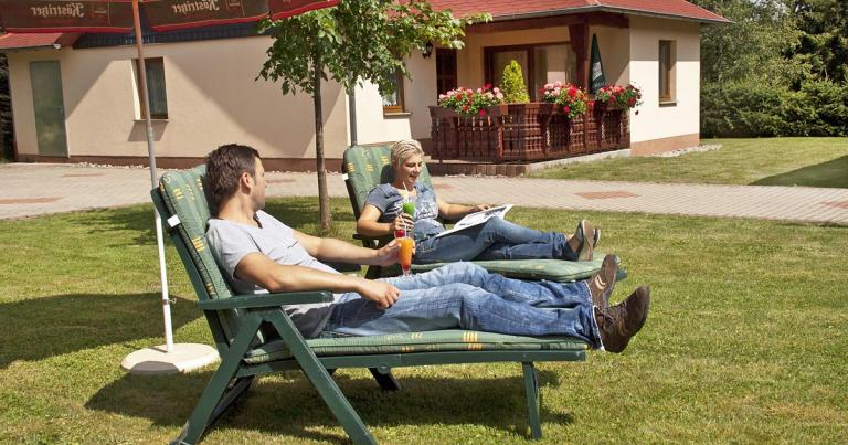 Liegewiese vor den Ferienhäusern