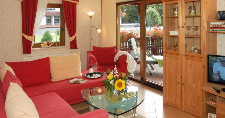 Wohnzimmer mit Couch und TV