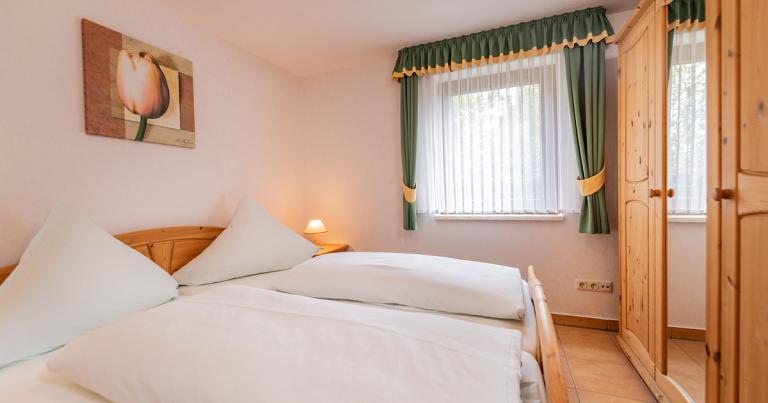 Schlafzimmer mit Doppelbett